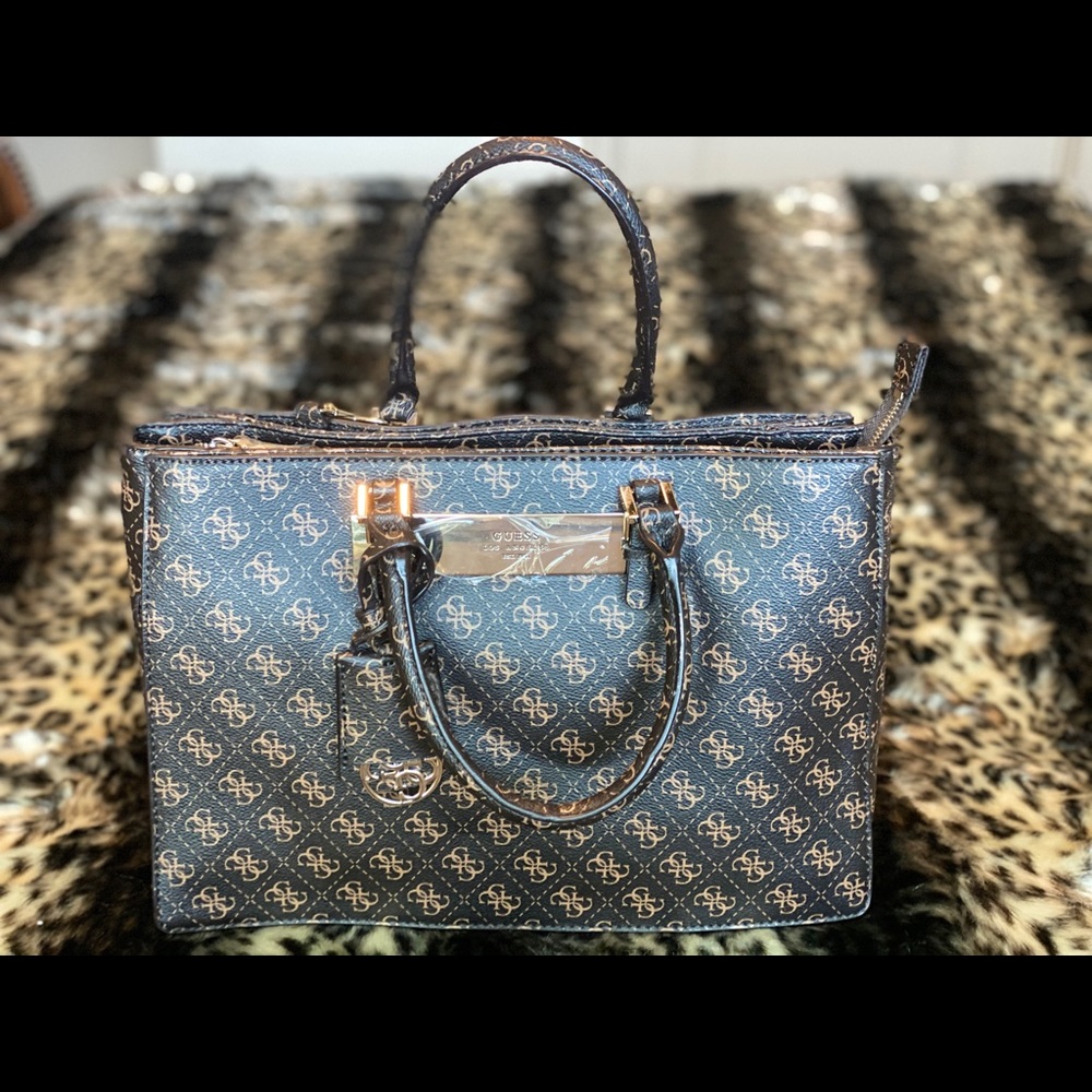 ✨NEW! Guess Signature Handbag!✨
